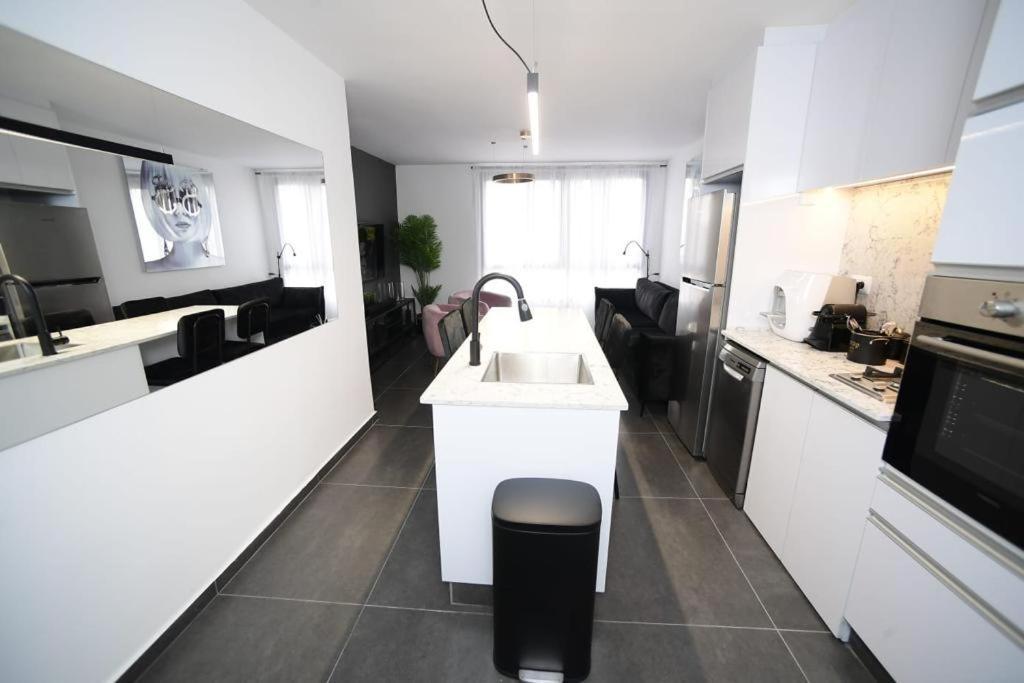Z-32 Luxury Boutique Apartment 엘라트 외부 사진